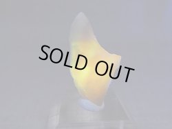 画像2: ヴィクトリアストーン（飯盛ラボストーンIL-stone）ピンク原石（イエロー蛍光） 13.6カラット