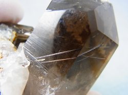画像2: ノルウェー産コッパールチル入りスモーキー水晶原石（連晶） 106.5g