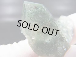 画像2: インド・マニハール産クリア水晶（連晶/ゴールドルチル＆クローライト入り） 14.3g