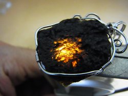 画像2: ベトナム産インドシナイト（テクタイト）・ワイヤーアートペンダント（サービスチェーン付き） 8.2g