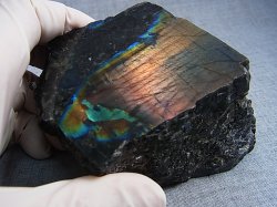 画像2: フィンランド・ユレマー産スペクトロライト（パープルヴィオラミックス）原石ブロック（1面研磨） 555.8g