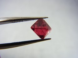 画像2: ミャンマー・モゴック産宝石質レッドスピネル結晶（八面体） 1.5カラット