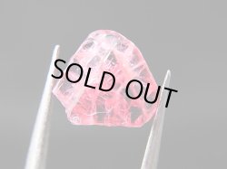 画像1: ベトナムLuc Yen産レッドスピネル結晶（△成長丘付き/双晶） 2.5カラット