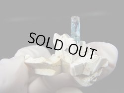 画像1: ベトナム・タインホア産宝石品質アクアマリン付きカオリナイト 6.4g