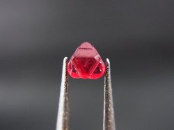 画像1: ミャンマー・モゴック産レッドスピネル双晶原石「ダビデの星」 0.3カラット