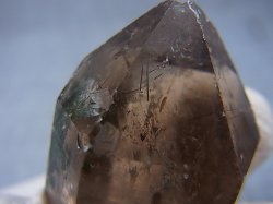 画像2: ノルウェー産ゴールド＆コッパールチル入りスモーキー水晶原石（クローライト入り） 46.4g