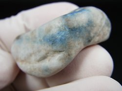 画像2: 糸魚川入りコン沢産青ひすい原石 21.8g