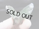 インド・マニハール産クリア水晶（連晶/貫入り/クローライト入り） 12.3g
