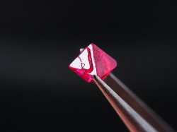 画像1: ミャンマー・モゴック産宝石質ホットピンクスピネル結晶（双晶） 0.5カラット