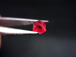 画像2: ミャンマー・モゴック産宝石質ホットピンクスピネル結晶（双晶） 0.5カラット