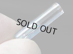 画像1: ジェムグレード宝石需要品質：ベトナム産アクアマリン柱状結晶原石（レインボー入り） 5.1カラット