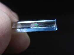 画像2: ジェムグレード宝石需要品質：ベトナム産アクアマリン柱状結晶原石（レインボー入り） 5.1カラット