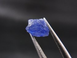 画像1: ベトナムLuc Yen産コバルトスピネル結晶原石（蛍光/カラーチェンジ） 1.8カラット
