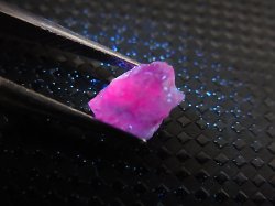 画像2: ベトナムLuc Yen産コバルトスピネル結晶原石（蛍光/カラーチェンジ） 1.8カラット