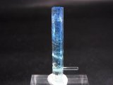 ジェムグレード宝石需要品質：ベトナム産アクアマリン柱状結晶原石（貫入り） 10.3カラット