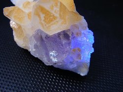 画像2: シャンファーリン（香花嶺）産バイカラーフローライト付きゴールデンヒーラー水晶原石 106.4g