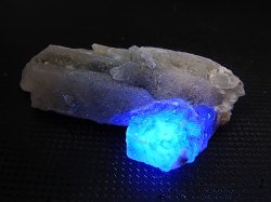 画像2: ヤオガンシャン産パープルフローライト付き水晶原石 27.1g