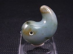 画像1: ミャンマー・カチン州産本翡翠勾玉ペンダントトップ 16.4g