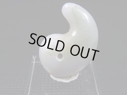 画像1: ミャンマー・カチン州産本翡翠勾玉ペンダントトップ 14.2g