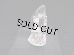 画像2: ノルウェー産アデュラリア（氷長石）付き水晶原石 4.1g