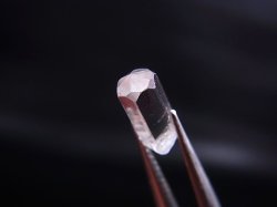 画像1: ミャンマー産フェナカイト柱状結晶原石 1.1カラット