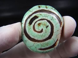 画像2: ヴィンテージ：「雪域天珠：老緑色法螺六眼」西蔵（チベット）天珠 約39×34×13mm
