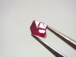 画像1: 宝石品質：ミャンマー・モゴック産宝石質ホットピンクスピネル結晶（双晶） 0.7カラット