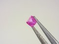 ミャンマー・モゴック産宝石質ピンクスピネル結晶（双晶） 0.8カラット