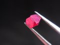 ミャンマー・モゴック産宝石質レッドスピネル結晶（双晶） 0.6カラット