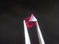 ミャンマー・モゴック産宝石質レッドスピネル結晶（八面体） 0.6カラット