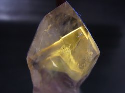画像1: ブラジル・コルデイロス産アメジスタドーラダ/蛍光ファントムアメジスト（錐面研磨） 64.5g