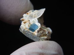 画像2: ベトナム・タインホア産アクアマリン付き微斜長石 2.2g