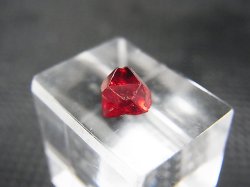 画像1: ミャンマー・モゴック産宝石質レッドスピネル結晶（双晶） 0.7カラット
