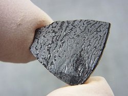 画像1: 飯盛ラボストーン（IL-stone）「レアカラー：ブラッドストーン＆ブラック（紅葉石）」ガラス原石（片面デンドリック地） 5.3カラット