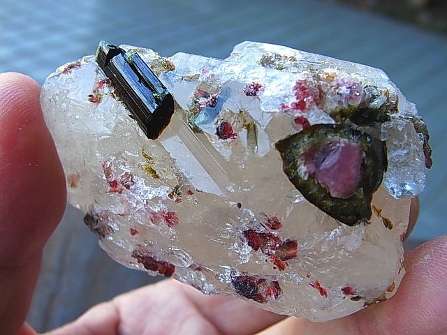 マルチカラートルマリン結晶付き水晶原石184.8g