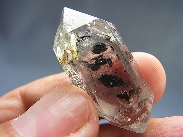 更に値下げ【珍しい 水入り カーボン入り 巨大水晶】原石 中国 江蘇省産-