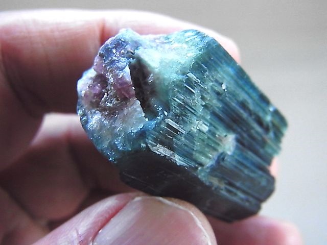 アフガニスタン産インディゴ＆ピンクトルマリン結晶原石 168.6カラット - パーフェクトストーン PERFECT STONE