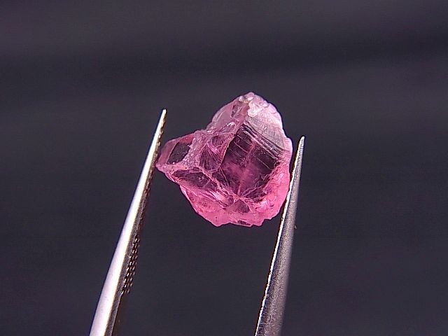 ベトナム・Luc Yen産ピンクスピネル原石結晶 3.0カラット - パーフェクトストーン PERFECT STONE