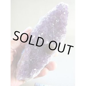画像: 【クリアランス価格30％OFF 10,000円→7,000円】キャビネットサイズ：ブラジル産カルサイトボール付きアメジスト・クラスター645g