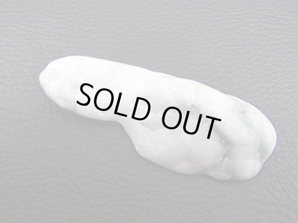 画像1: 青海川産グリーンひすい研磨原石（透過性あり）15.4g