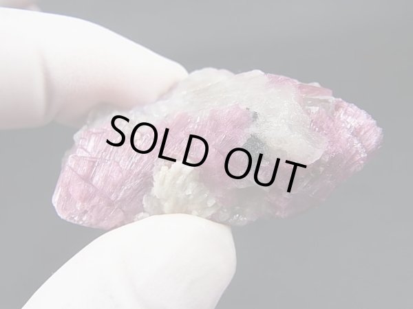 画像1: ブラジル・クルゼーロ鉱山産ルベライトトルマリン＆水晶＆レピドライト（リチア雲母）原石 143.7カラット