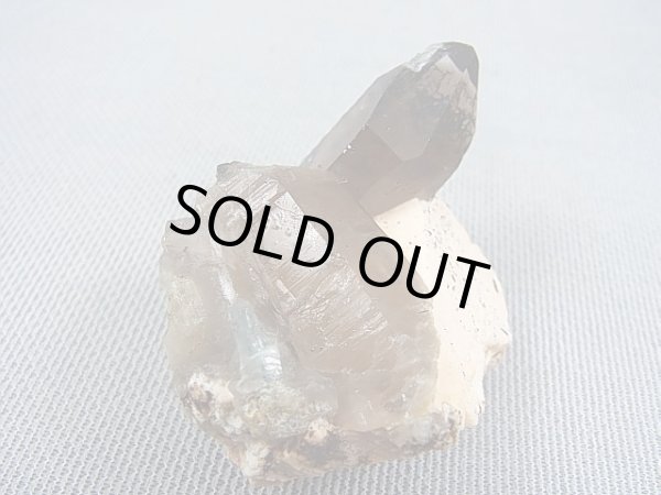 画像1: ベトナム・タインホア産アクアマリン付きスモーキー水晶（ブラックトルマリン/微斜長石） 62.6g