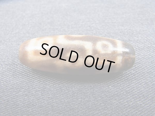 画像1: 「右下がり九眼」（ドラゴンライン入り）至純（現代）天珠 直径約13×37.5mm