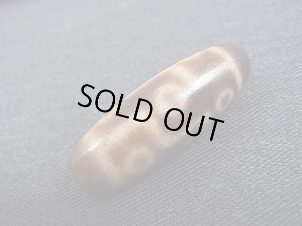 画像2: 「右下がり九眼」（ドラゴンライン入り）至純（現代）天珠 直径約13×37.5mm