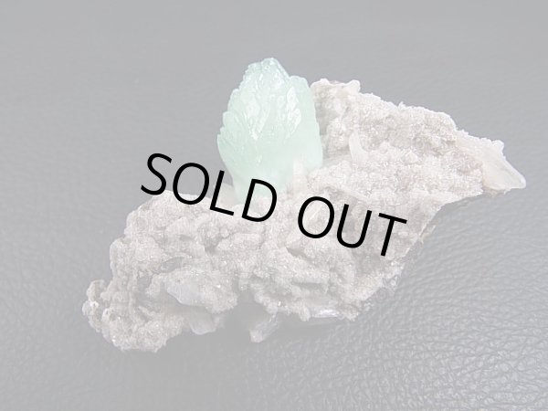 画像1: インド・マハラシュトラ州産ミントグリーンアポフィライト＆スティルバイト原石 53.3g