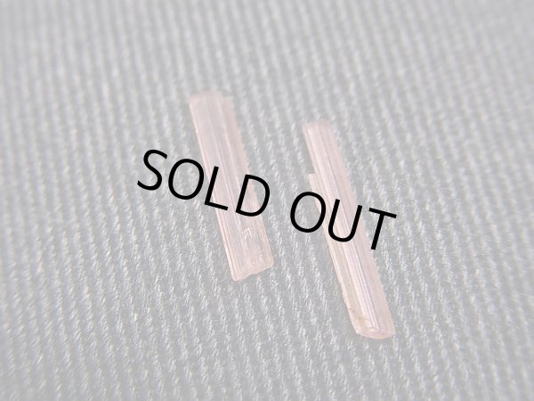 画像2: パキスタン産ヴェイリネナイト原石 2点セット トータル 0.3カラット