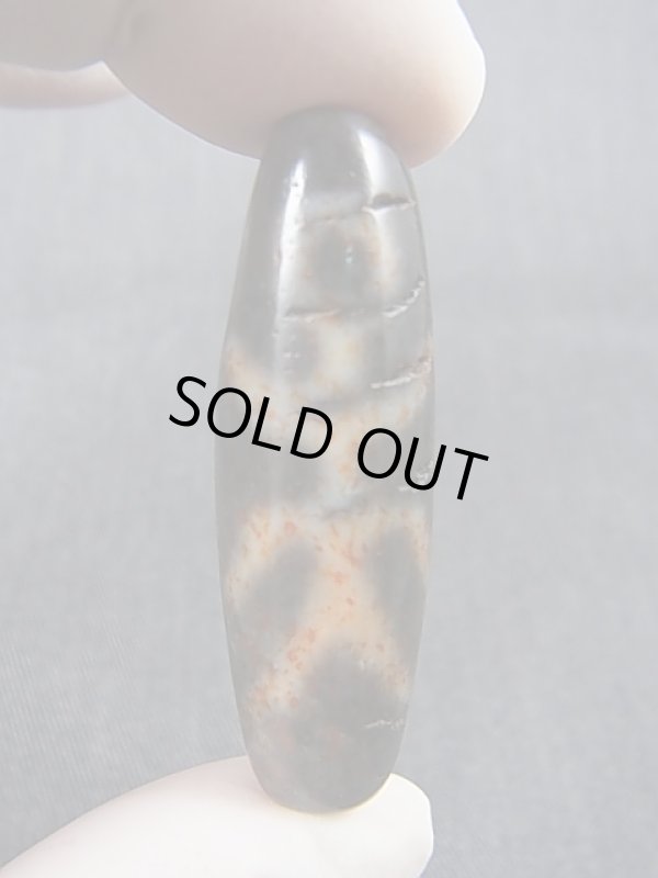 画像1: ヴィンテージ：「貴人一眼」（赤朱砂入り）西蔵天珠 直径約13.5×44mm