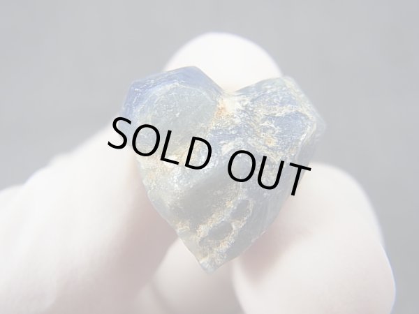 画像1: ベトナム・ダクノン省産コランダム双晶原石（サファイア） 38.6カラット