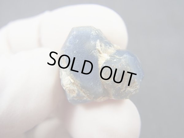 画像2: ベトナム・ダクノン省産コランダム双晶原石（サファイア） 38.6カラット