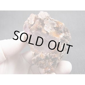 画像: メキシコ・オハエラ鉱山産フローライト原石（アポフィライト付き/赤色蛍光） 117.7g